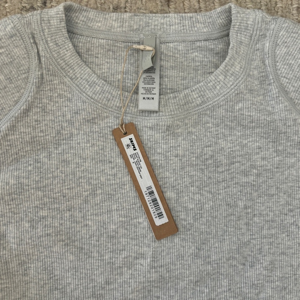 NWT SKIMS Light Gray Ribbed Baby Tee - Picture 6 of 8